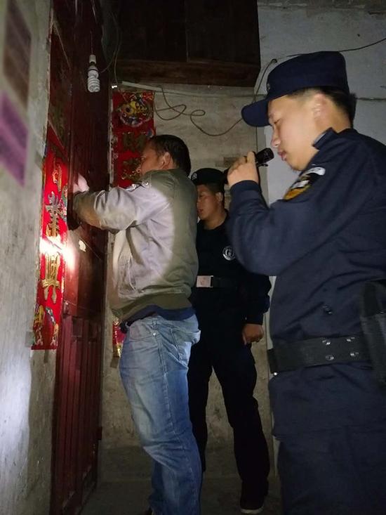 保山粗心妈妈误将幼女锁家中 