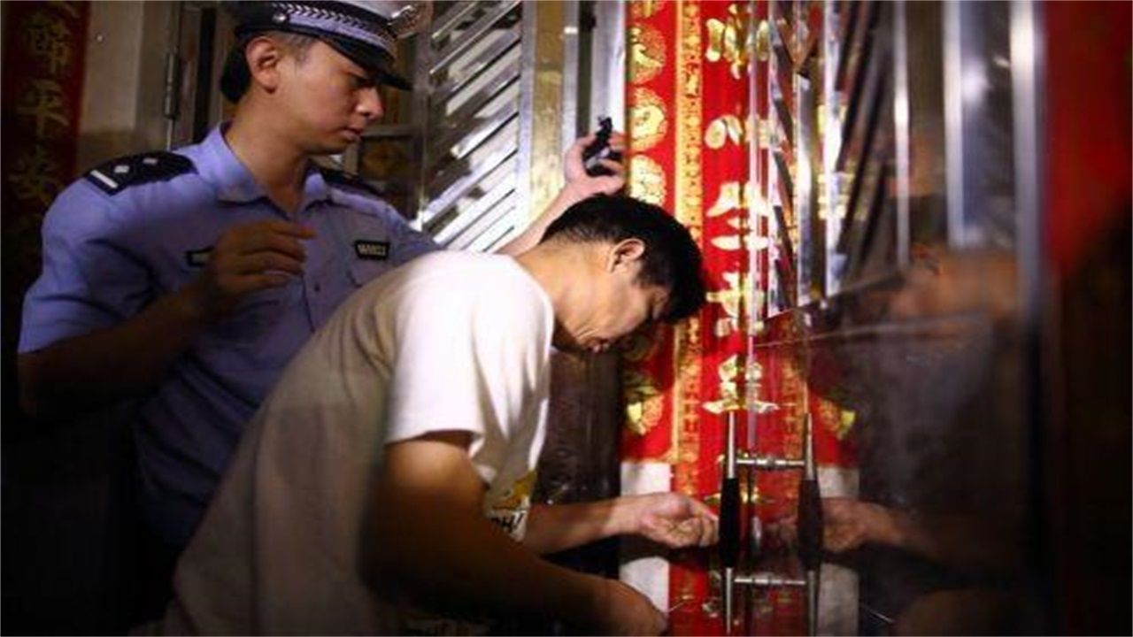 保山请开锁师傅开了锁后，师傅